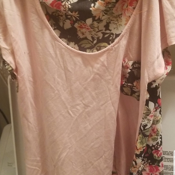 A flower shirt been worn three times no stains - Picture 4 of 4